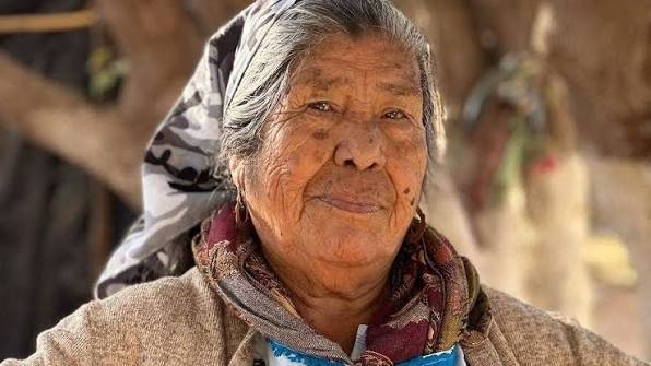 Retrato de una mujer mayor indígena en un entorno natural